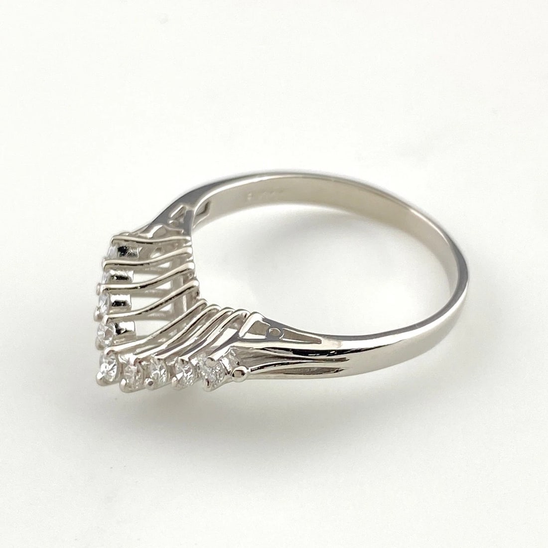 MELEE DIAMOND DESIGN RING PLATINUM: Melee Diamond Design Ring Platinum Brand: Unbranded Type: Ring Material: Pt900, Main Stone/Creation Natural Color: Platinum Size: US7 to 7.5 Accessories: None Accessories Notice: When purc