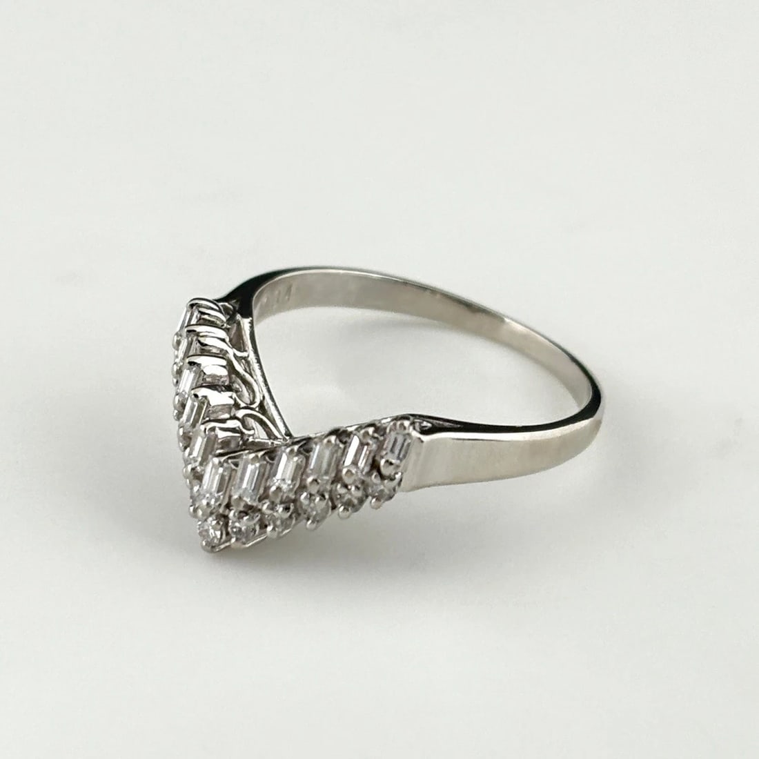 MELEE DIAMOND DESIGN RING PLATINUM: Melee Diamond Design Ring Platinum Brand: Unbranded Type: Ring Material: Pt900, Color: Platinum Size: US6.5 Accessories: None Accessories Notice: When purchasing pre-owned goods, please re
