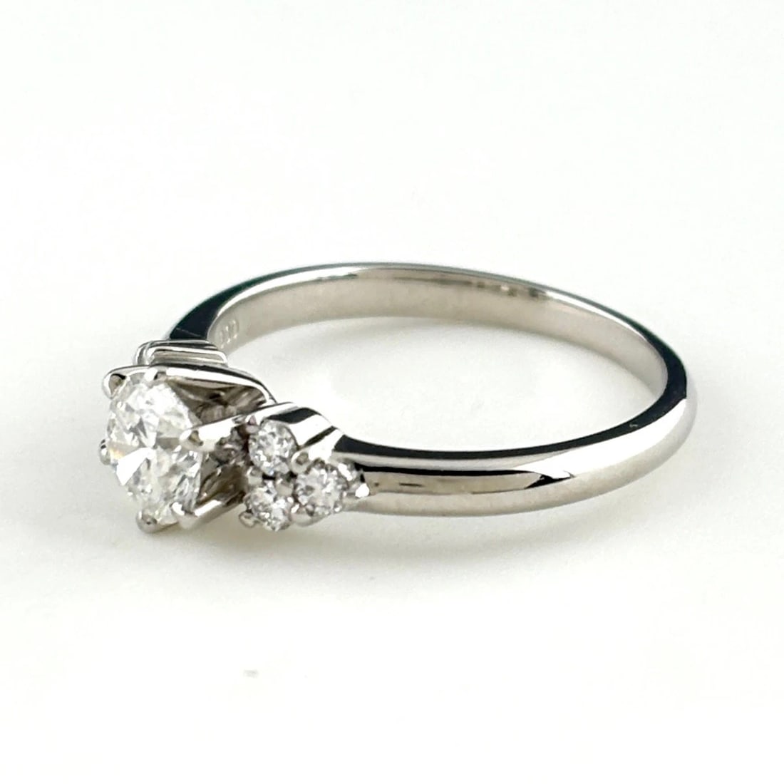 DIAMOND DESIGN RING PLATINUM MELEE DIAMOND: Diamond Design Ring Platinum Melee Diamond Brand: Unbranded Type: Ring Material: Pt900, Main Stone/Creation Natural Color: Platinum Size: US4.5 to 5 Accessories: None Accessories Notice: W