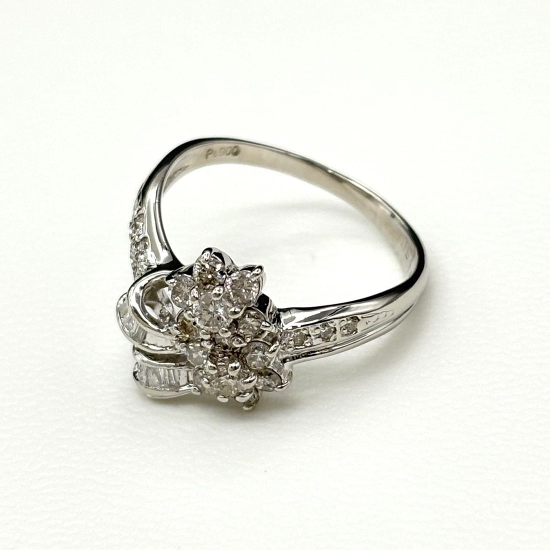 MELEE DIAMOND DESIGN RING PLATINUM: Melee Diamond Design Ring Platinum Brand: Unbranded Type: Ring Material: Pt900, Color: Platinum Size: US6 Accessories: None Accessories Notice: When purchasing pre-owned goods, please refe