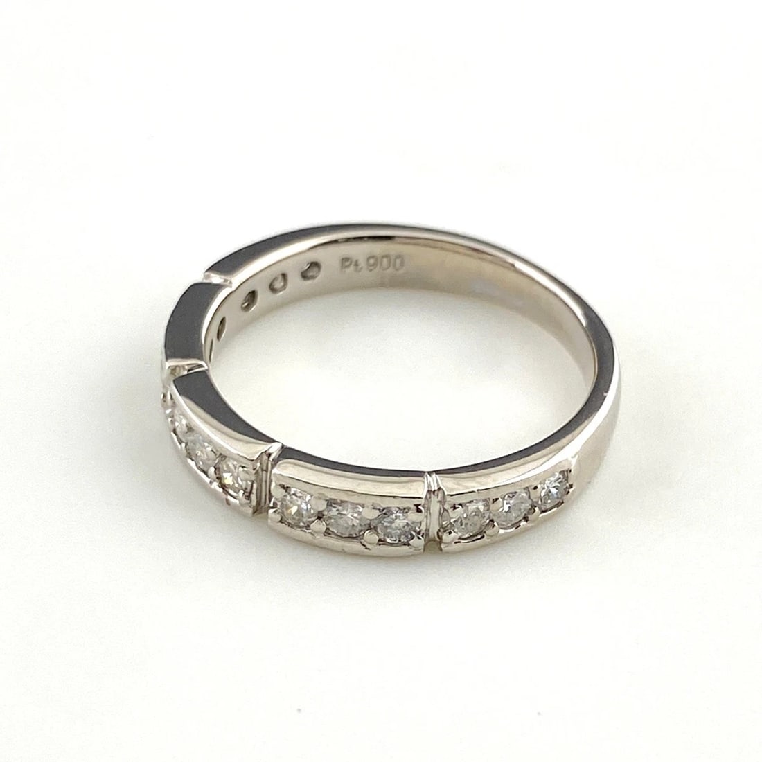 MELEE DIAMOND DESIGN RING PLATINUM: Melee Diamond Design Ring Platinum Brand: Unbranded Type: Ring Material: Pt900, Color: Platinum Size: US5.5 Accessories: None Accessories Notice: When purchasing pre-owned goods, please re