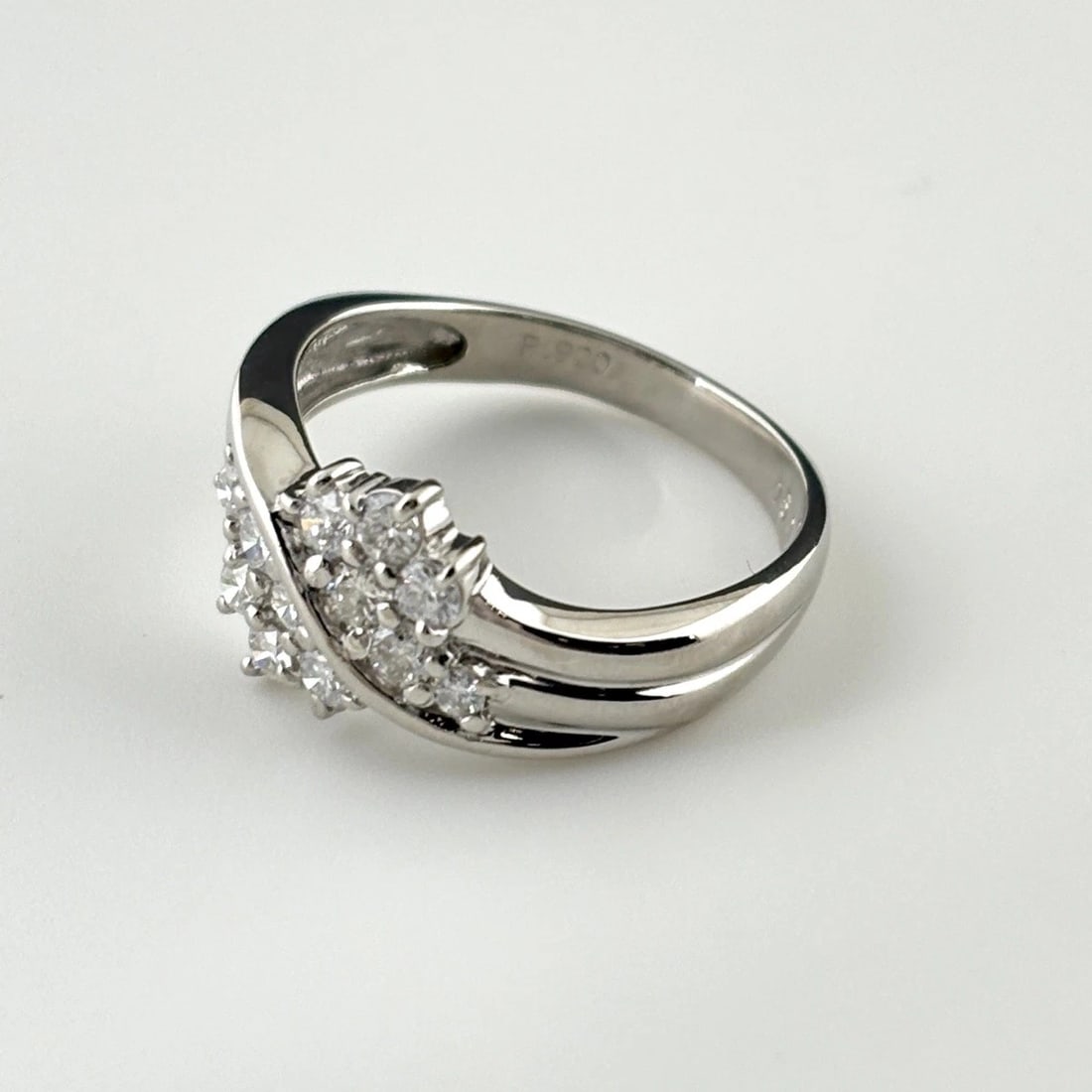 MELEE DIAMOND DESIGN RING PLATINUM: Melee Diamond Design Ring Platinum Brand: Unbranded Type: Ring Material: Pt900, Color: Platinum Size: US6.5 to 7 Accessories: None Accessories Notice: When purchasing pre-owned goods, plea