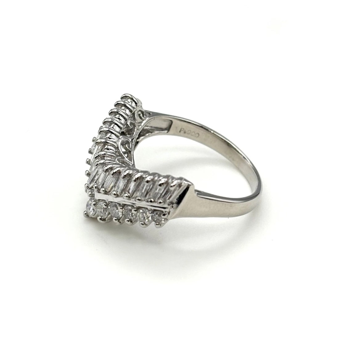 MELEE DIAMOND DESIGN RING PLATINUM: Melee Diamond Design Ring Platinum Brand: Unbranded Type: Ring Material: Pt900, Color: Platinum Size: US5.5 Accessories: None Accessories Notice: When purchasing pre-owned goods, please refer