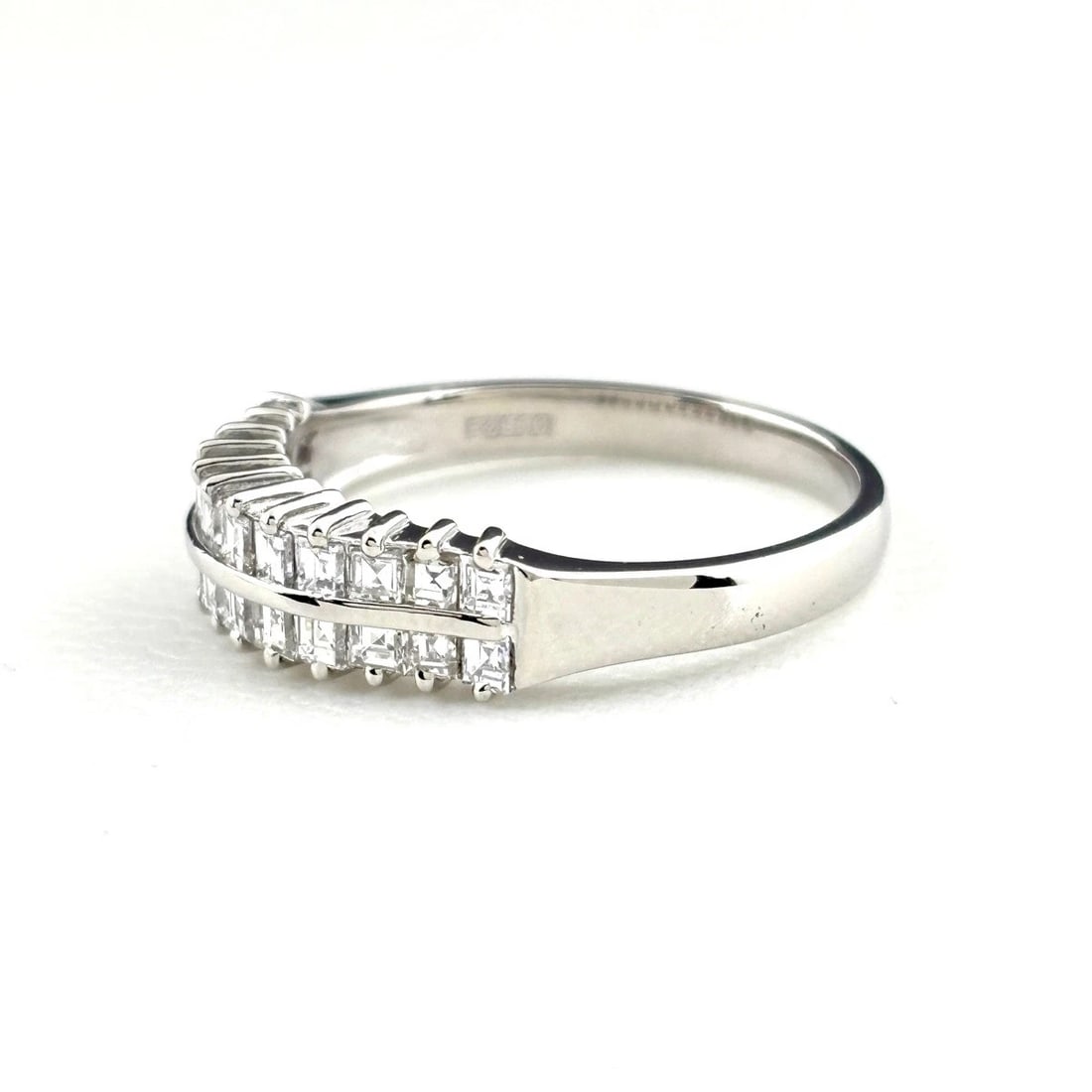 MELEE DIAMOND DESIGN RING PLATINUM: Melee Diamond Design Ring Platinum Brand: Unbranded Type: Ring Material: Pt900, Color: Platinum Size: US6 to 6.5 Accessories: None Accessories Notice: When purchasing pre-owned goods, please