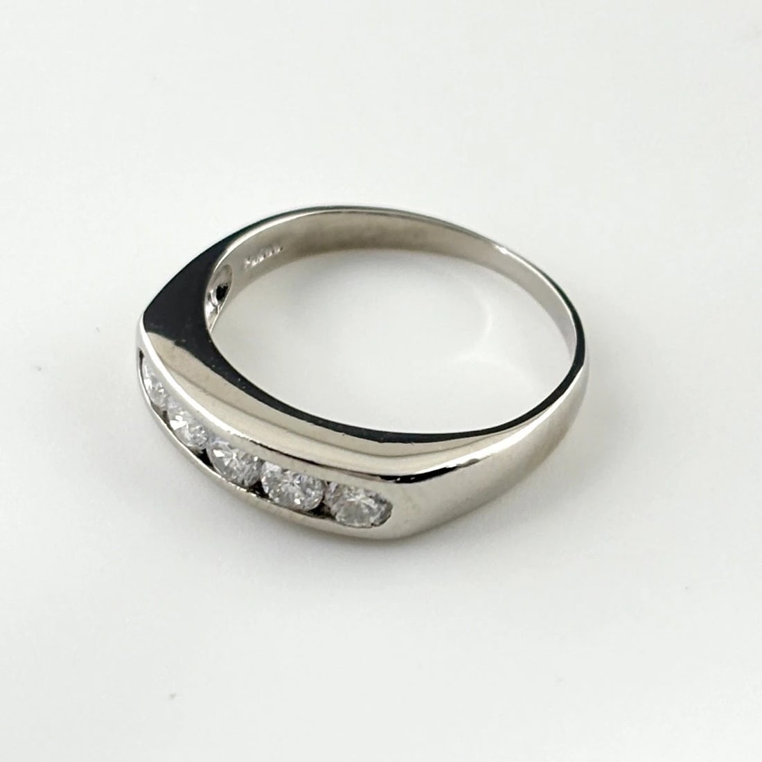 MELEE DIAMOND DESIGN RING PLATINUM: Melee Diamond Design Ring Platinum Brand: Unbranded Type: Ring Material: Pt900, Color: Platinum Size: US5.5 to 6 Accessories: None Accessories Notice: When purchasing pre-owned goods, please