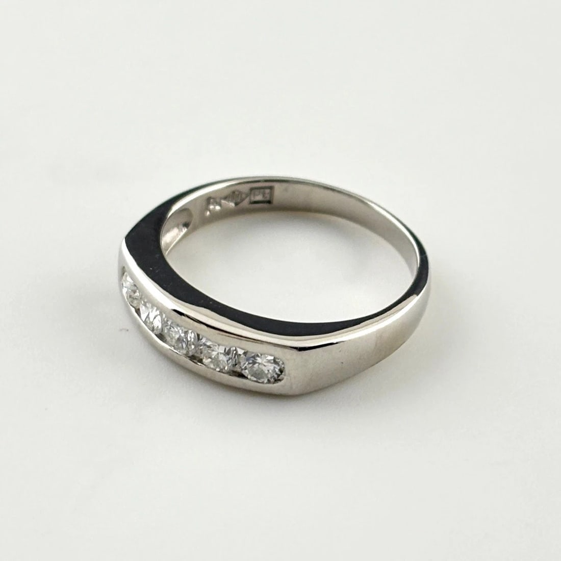 MELEE DIAMOND DESIGN RING PLATINUM: Melee Diamond Design Ring Platinum Brand: Unbranded Type: Ring Material: Pt900, Color: Platinum Size: US6 Accessories: None Accessories Notice: When purchasing pre-owned goods, please refe