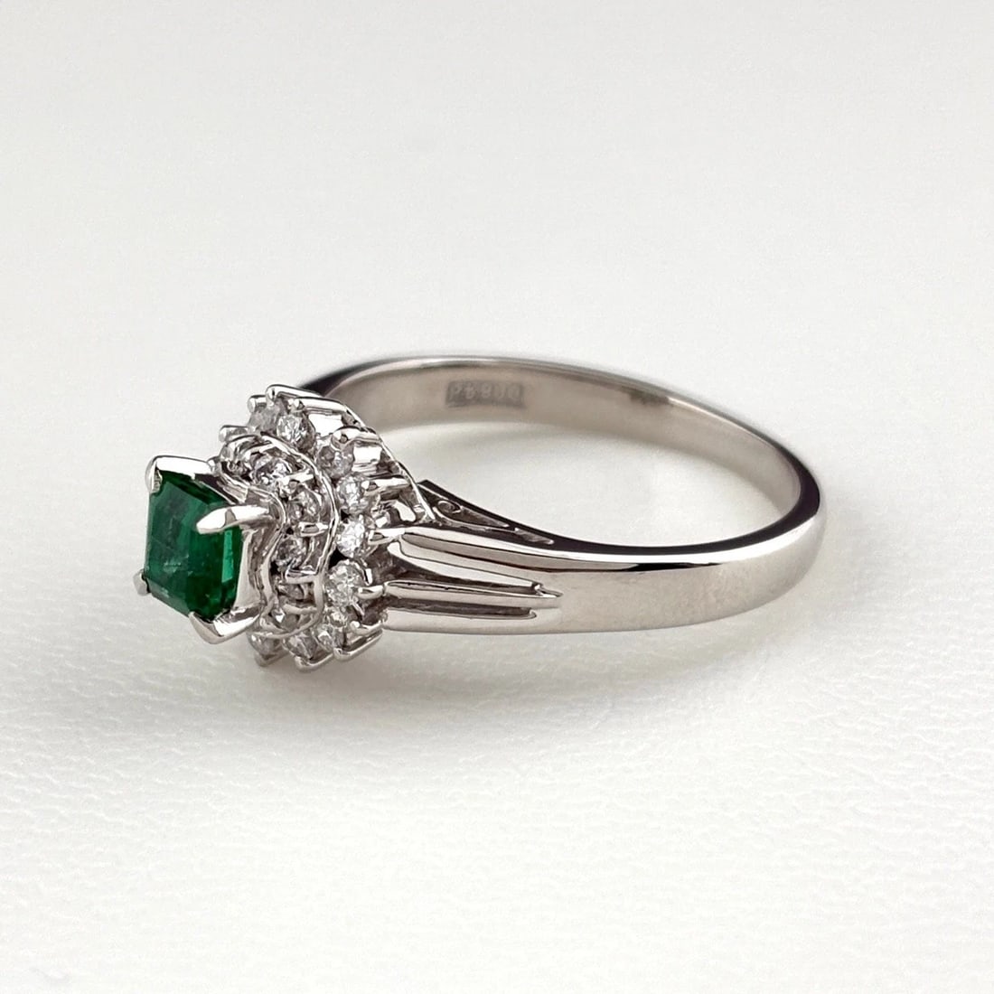EMERALD DESIGN RING PLATINUM MELEE DIAMOND: Emerald Design Ring Platinum Melee Diamond Brand: Unbranded Type: Ring Material: Pt900, Main Stone/Creation Emerald Color: Platinum Size: US6 Accessories: None Accessories Notice: When