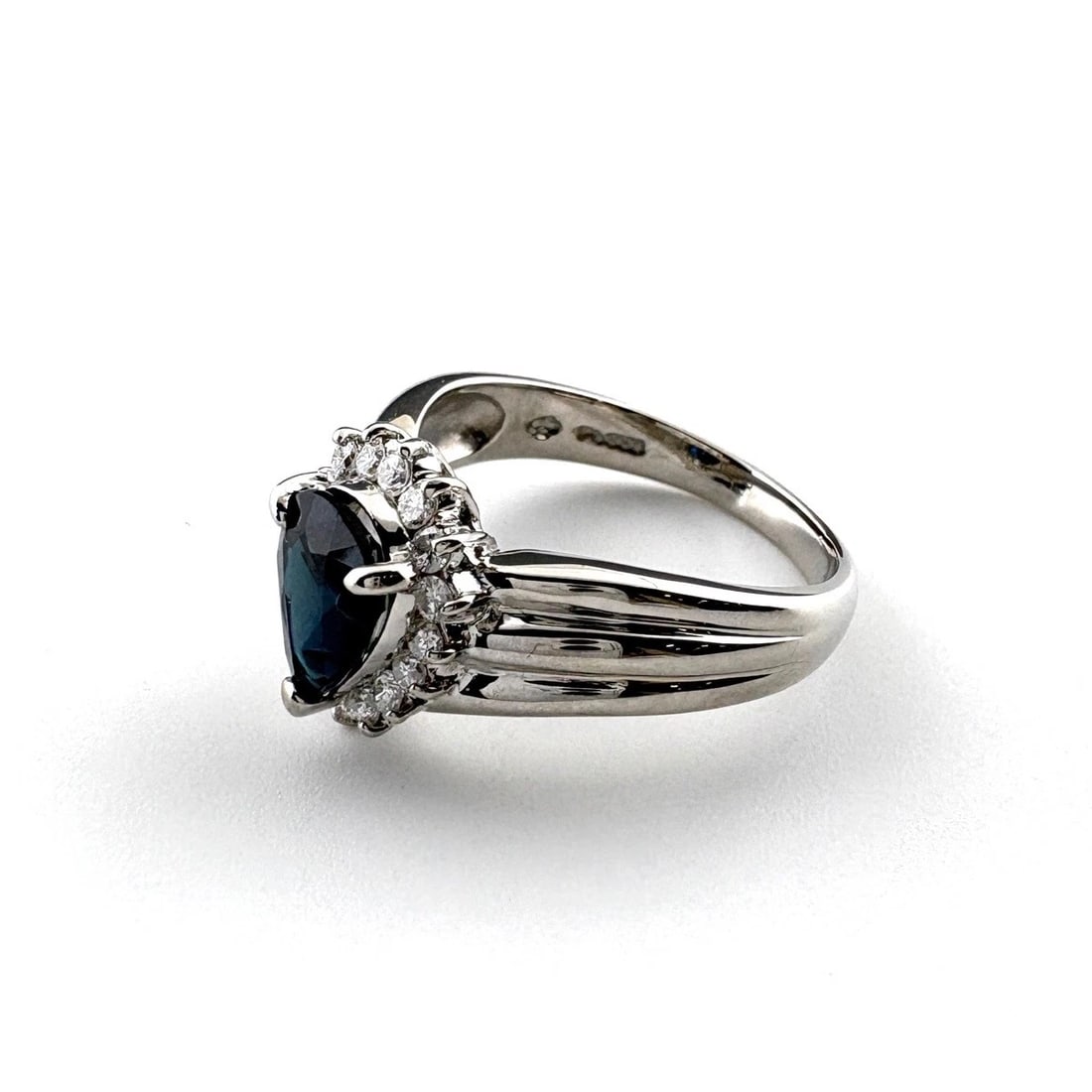 SAPPHIRE DESIGN RING PLATINUM MELEE DIAMOND: Sapphire Design Ring Platinum Melee Diamond Brand: Unbranded Type: Ring Material: Pt850, Main Stone/Creation sapphire Color: Platinum Size: US6 Accessories: None Accessories Notice: When