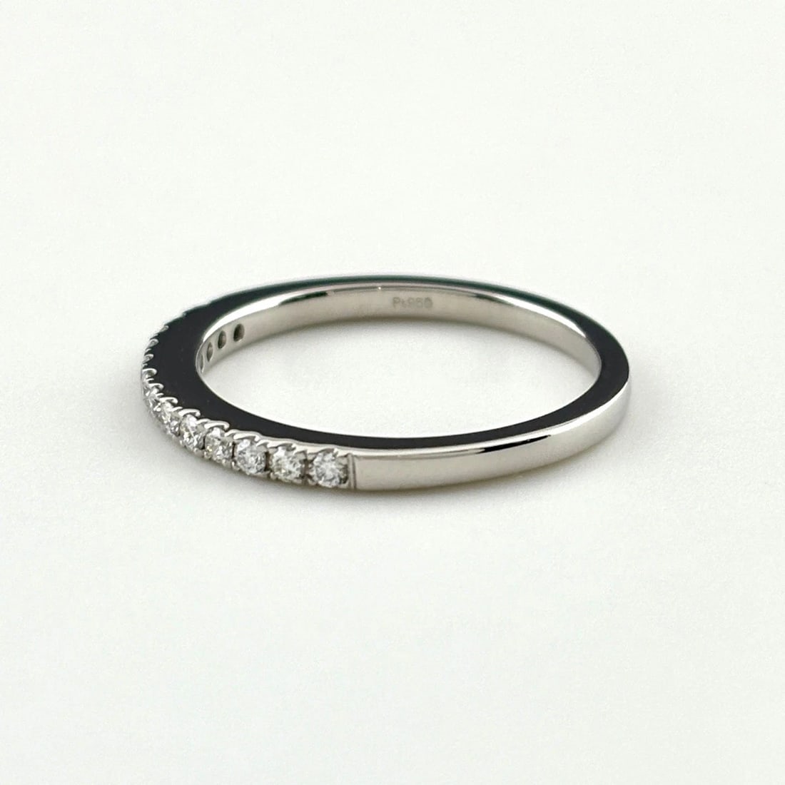 MELEE DIAMOND DESIGN RING PLATINUM: Melee Diamond Design Ring Platinum Brand: Unbranded Type: Ring Material: Pt950, Color: Platinum Size: US7 to 7.5 Accessories: None Accessories Notice: When purchasing pre-owned goods, plea