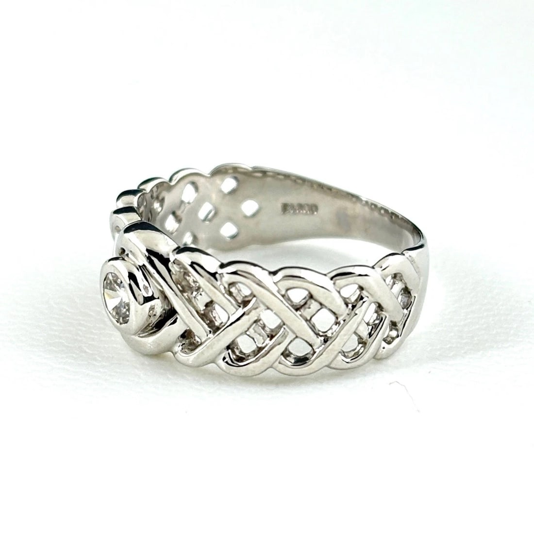 MELEE DIAMOND DESIGN RING PLATINUM: Melee Diamond Design Ring Platinum Brand: Unbranded Type: Ring Material: Pt900, Main Stone/Creation Natural Color: Platinum Size: US7.5 to 8 Accessories: None Accessories Notice: When purc