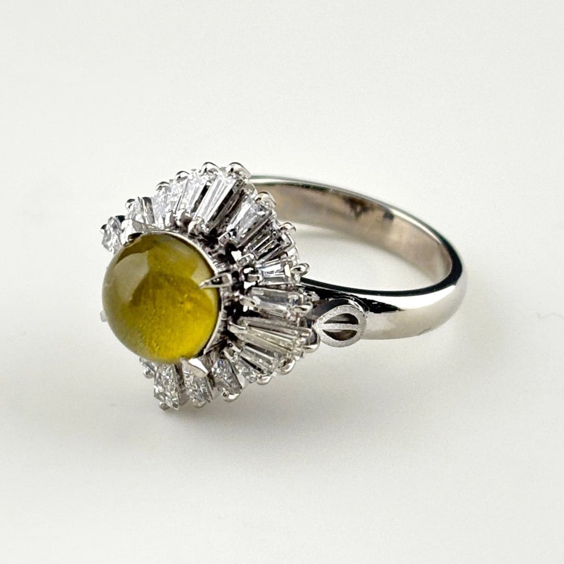 CHRYSOBERYL CAT'S EYE DESIGN RING PLATINUM MELEE DIAMOND: Chrysoberyl Cat'S Eye Design Ring Platinum Melee Diamond Brand: Unbranded Type: Ring Material: Pt900, Main Stone/Creation Chrysobell Cat's Eye Color: Platinum Size: US6 Accessories: None A
