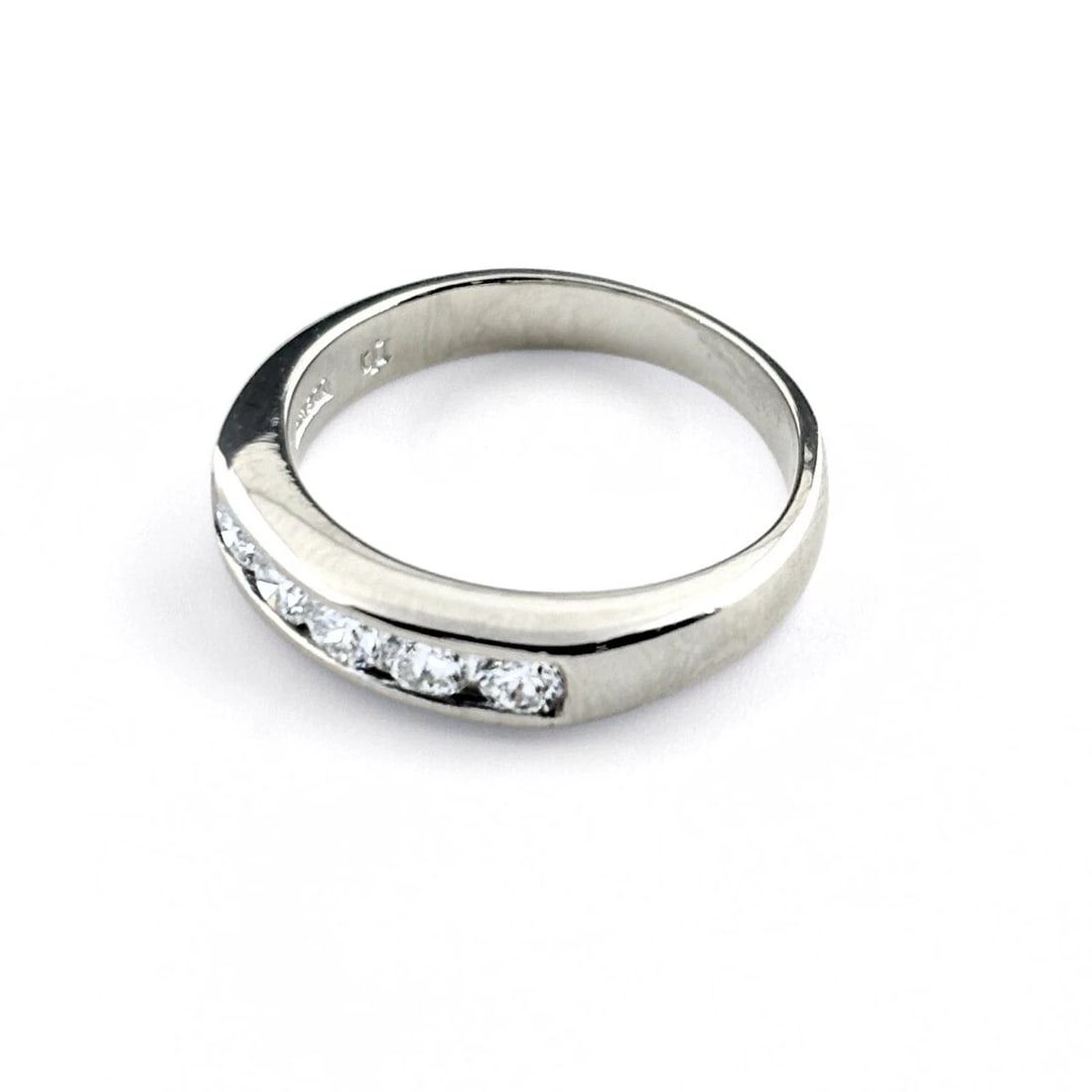 MELEE DIAMOND DESIGN RING PLATINUM: Melee Diamond Design Ring Platinum Brand: Unbranded Type: Ring Material: Pt900, Color: Platinum Size: US4.5 to 5 Accessories: None Accessories Notice: When purchasing pre-owned goods, please