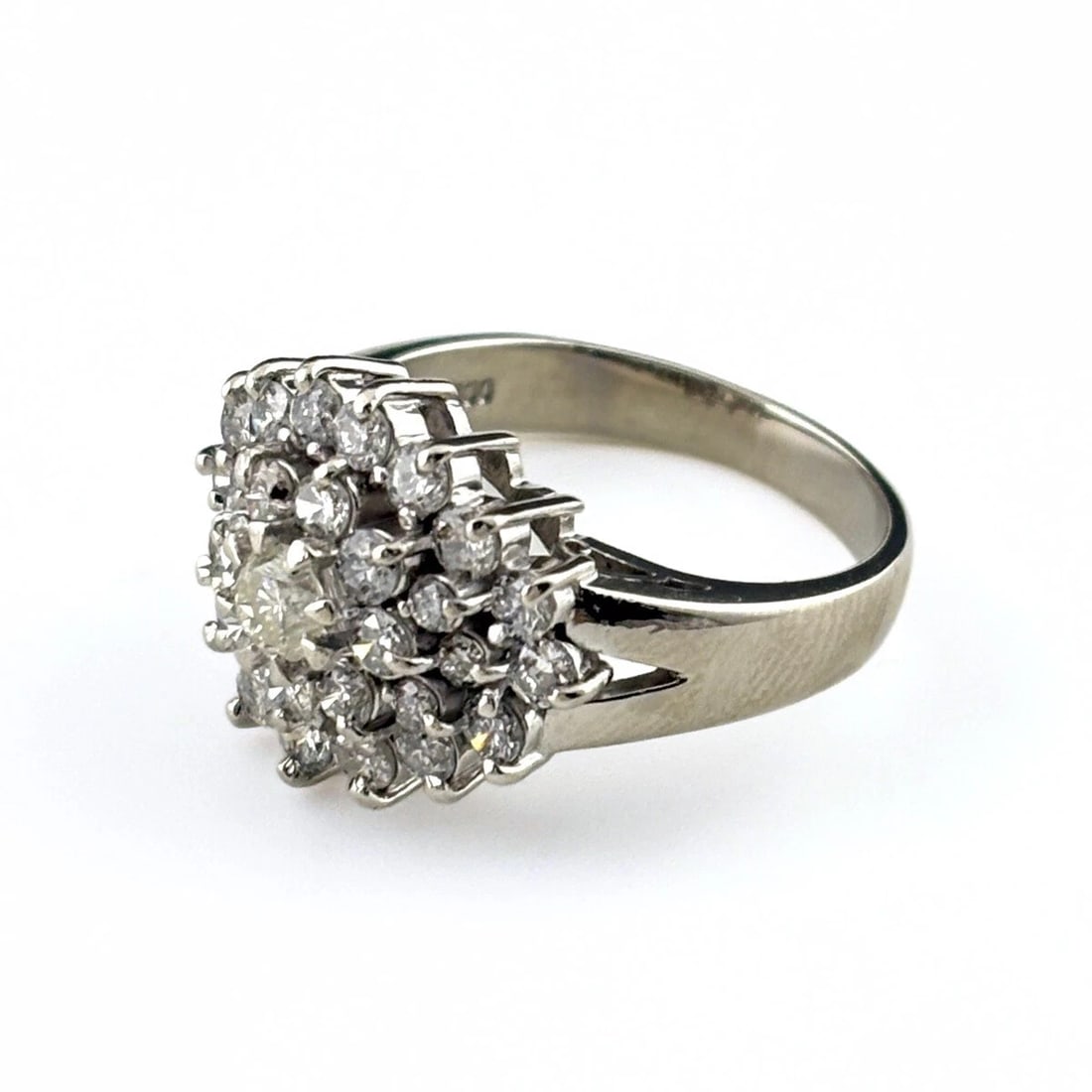 MELEE DIAMOND DESIGN RING PLATINUM: Melee Diamond Design Ring Platinum Brand: Unbranded Type: Ring Material: Pt900, Color: Platinum Size: US5 Accessories: None Accessories Notice: When purchasing pre-owned goods, please refer