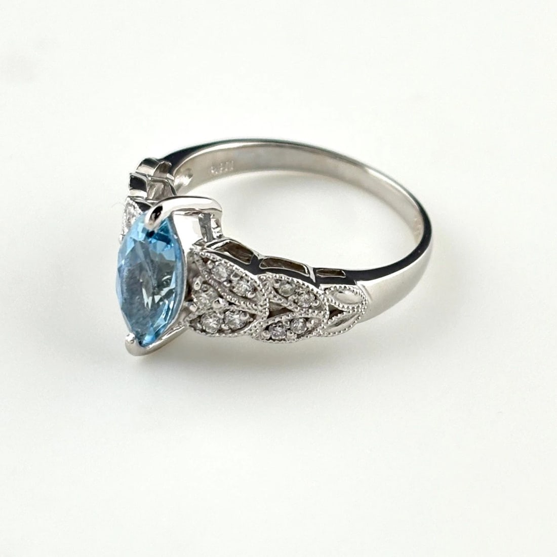 AQUAMARINE DESIGN RING PLATINUM MELEE DIAMOND: Aquamarine Design Ring Platinum Melee Diamond Brand: Unbranded Type: Ring Material: Pt900, Main Stone/Creation Aquamarine Color: Platinum Size: US5.5 Accessories: None Accessories Notice: