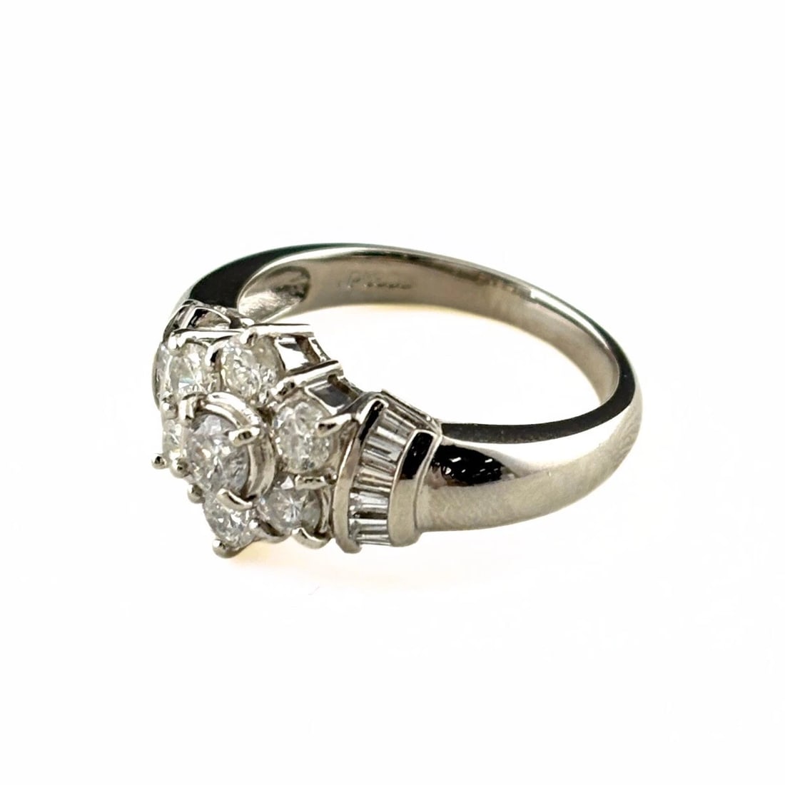 MELEE DIAMOND DESIGN RING PLATINUM: Melee Diamond Design Ring Platinum Brand: Unbranded Type: Ring Material: Pt900, Color: Platinum Size: US6 Accessories: None Accessories Notice: When purchasing pre-owned goods, please refer