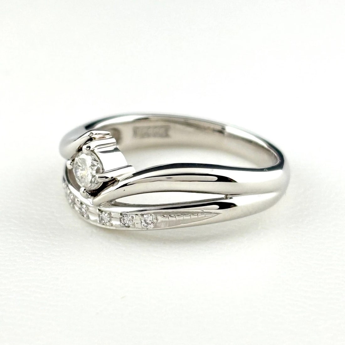 MELEE DIAMOND DESIGN RING PLATINUM: Melee Diamond Design Ring Platinum Brand: Unbranded Type: Ring Material: Pt900, Color: Platinum Size: US6.5 to 7 Accessories: None Accessories Notice: When purchasing pre-owned goods, plea