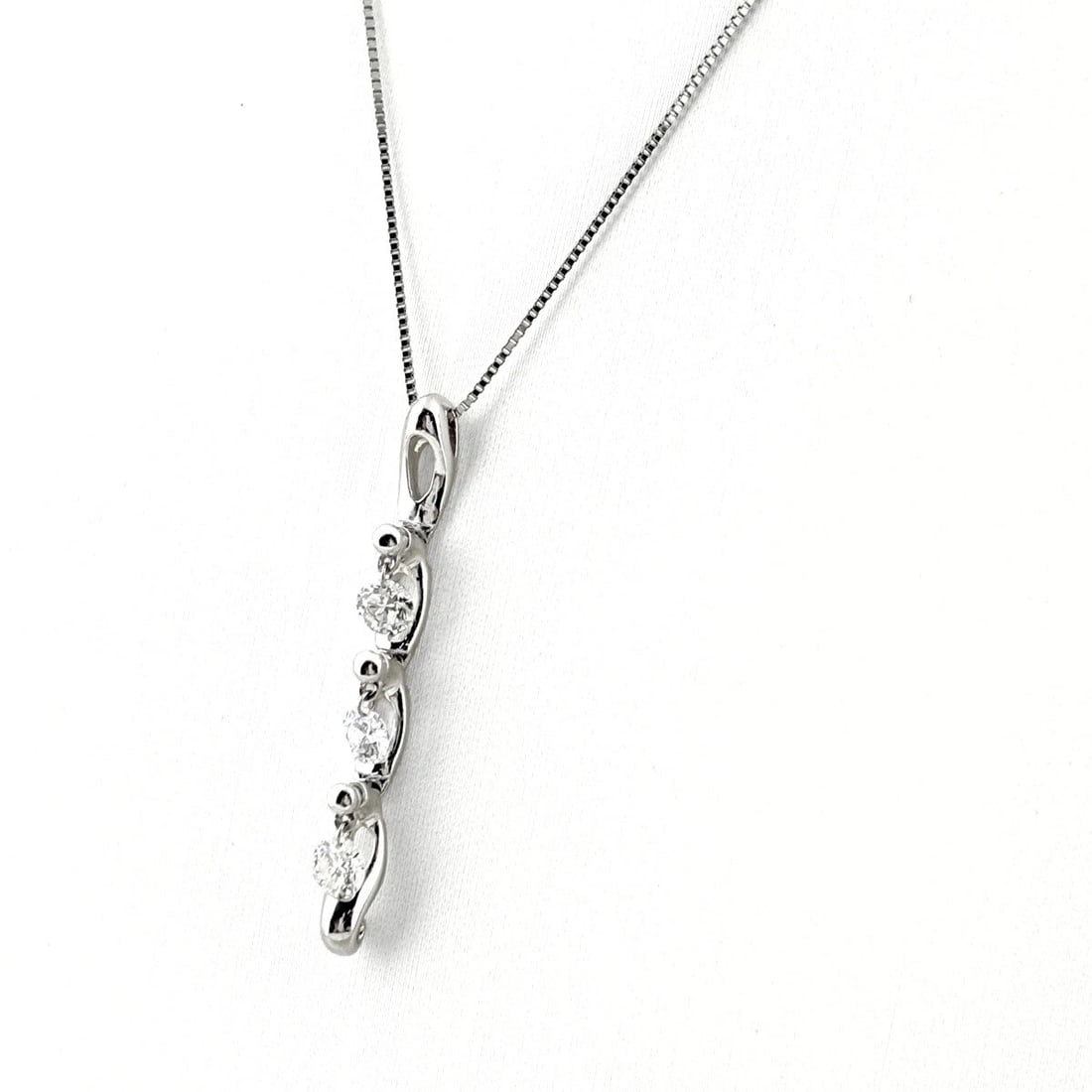 MELEE DIAMOND DESIGN PLATINUM PENDANT NECKLACE: Melee Diamond Design Platinum Pendant Necklace Brand: Unbranded Type: Necklace Material: Pt900, Color: Platinum Size: Chain / code 45cm(17.7") Pendant size 33.1×3.3mm(1.3") Accessories: None <