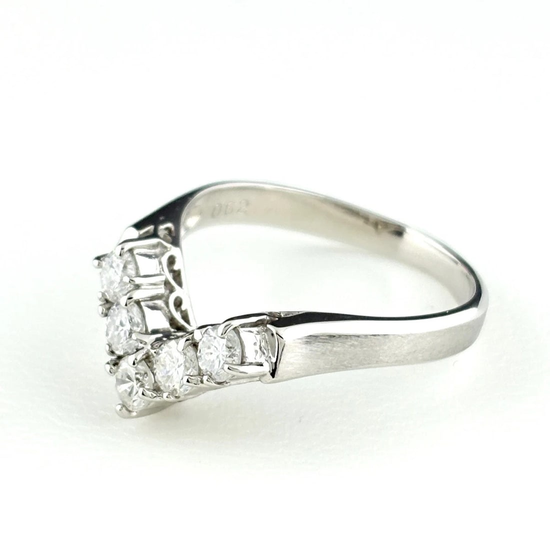 DIAMOND DESIGN RING PLATINUM: Diamond Design Ring Platinum Brand: Unbranded Type: Ring Material: Pt850, Color: Platinum Size: US7 to 7.5 Accessories: None Accessories Notice: When purchasing pre-owned goods, please ref