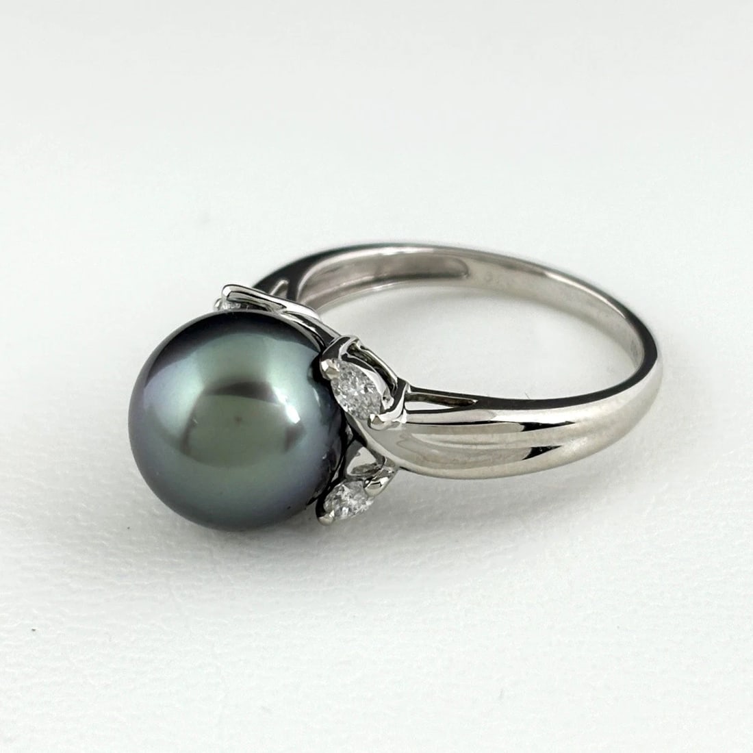 PEARL DESIGN RING PLATINUM MELEE DIAMOND: Pearl Design Ring Platinum Melee Diamond Brand: Unbranded Type: Ring Material: Pt900, Main Stone/Creation Pearl Color: Platinum Size: US6.5 Accessories: None Accessories Notice: When purch