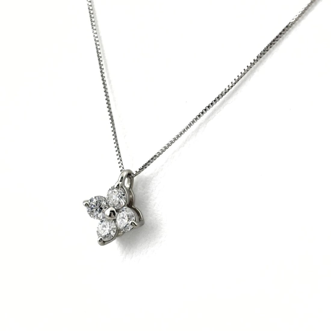 MELEE DIAMOND DESIGN NECKLACE PLATINUM MELEE DIAMOND: Melee Diamond Design Necklace Platinum Melee Diamond Brand: Unbranded Type: Necklace Material: Pt900, Color: Platinum Size: Chain / code 44.5cm(17.5") Pendant size 11.0×9.3mm(0.4") 