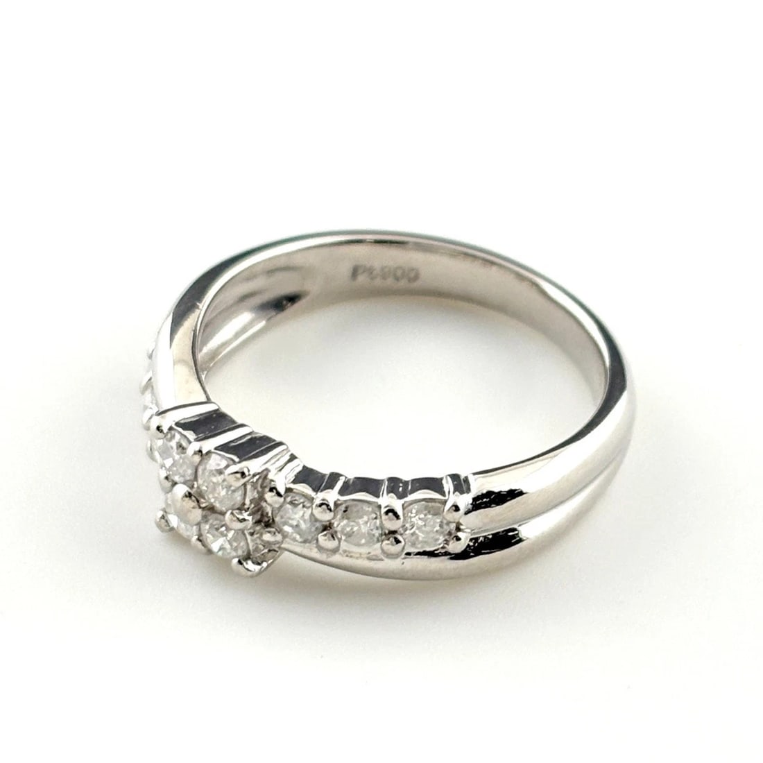 MELEE DIAMOND DESIGN RING PLATINUM: Melee Diamond Design Ring Platinum Brand: Unbranded Type: Ring Material: Pt900, Color: Platinum Size: US6 to 6.5 Accessories: None Accessories Notice: When purchasing pre-owned goods, please