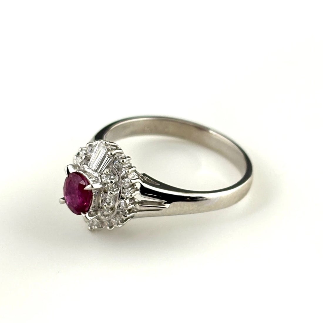 ALEXANDRITE DESIGN RING PLATINUM MELEE DIAMOND: Alexandrite Design Ring Platinum Melee Diamond Brand: Unbranded Type: Ring Material: Pt900, Main Stone/Creation Ruby Color: Platinum Size: US6.5 Accessories: None Accessories Notice: When