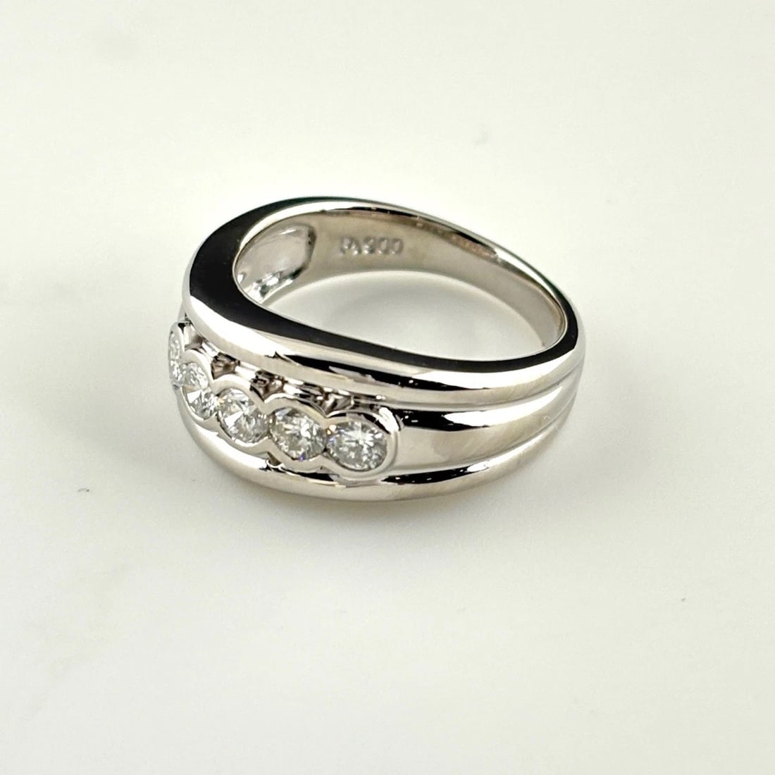 MELEE DIAMOND DESIGN RING PLATINUM: Melee Diamond Design Ring Platinum Brand: Unbranded Type: Ring Material: Pt900, Color: Platinum Size: US6.5 Accessories: None Accessories Notice: When purchasing pre-owned goods, please refer