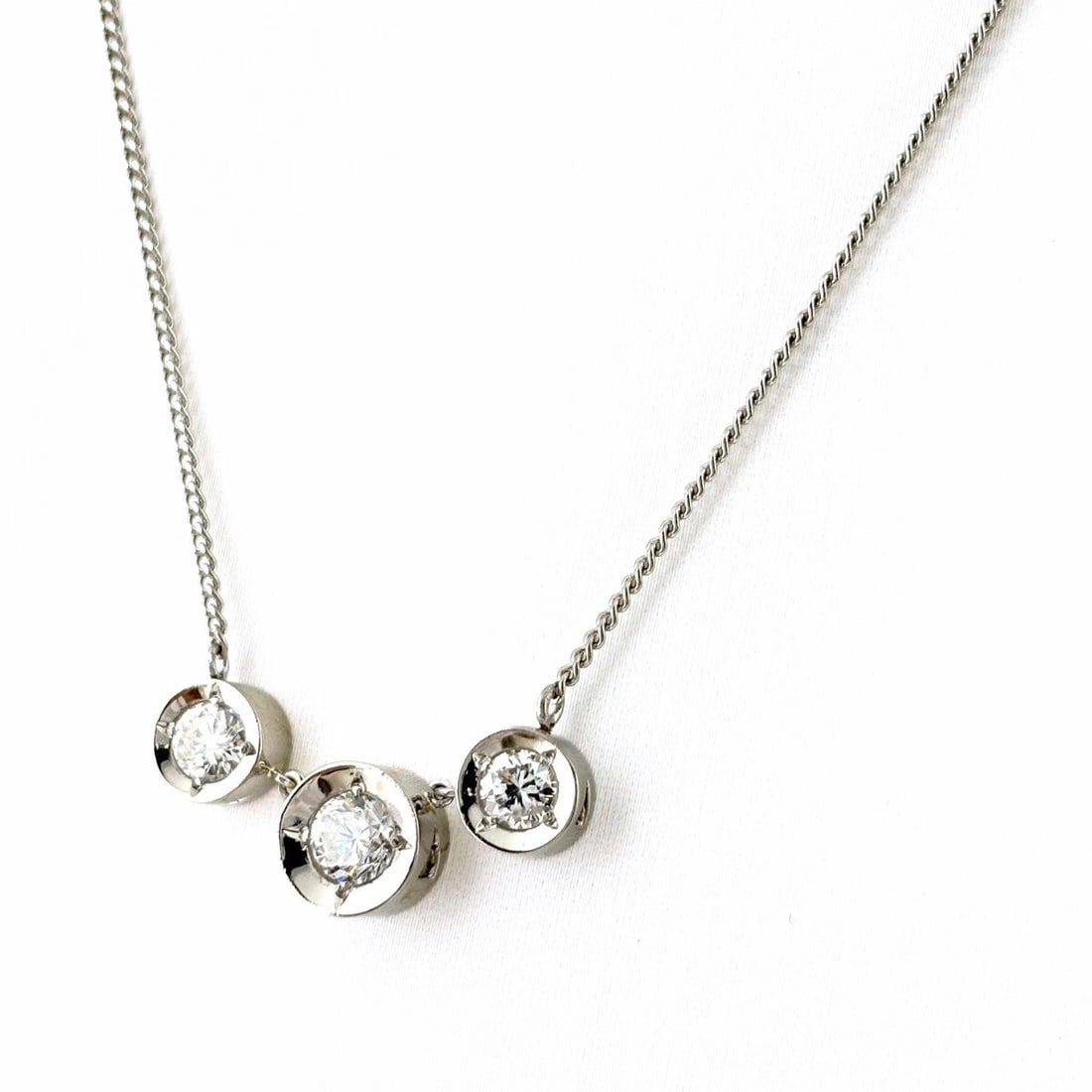 MELEE DIAMOND DESIGN NECKLACE PLATINUM PENDANT NECKLACE: Melee Diamond Design Necklace Platinum Pendant Necklace Brand: Unbranded Type: Necklace Material: Pt900, Color: Platinum Size: Chain / code 42cm(16.5") Accessories: None Accessories Notice