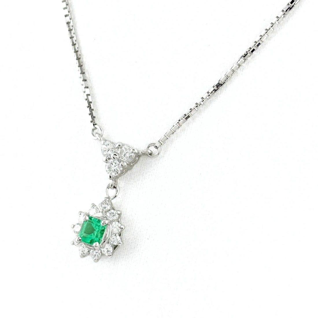 EMERALD DESIGN PLATINUM PENDANT MELEE DIAMOND NECKLACE: Emerald Design Platinum Pendant Melee Diamond Necklace Brand: Unbranded Type: Necklace Material: Pt850, Main Stone/Creation Emerald Color: Platinum Size: Chain / code 40.5cm(15.9") Pendant