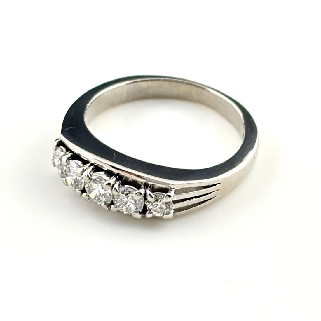 MELEE DIAMOND DESIGN RING PLATINUM: Melee Diamond Design Ring Platinum Brand: Unbranded Type: Ring Material: Pt900, Color: Platinum Size: US5.5 Accessories: None Accessories Notice: When purchasing pre-owned goods, please re