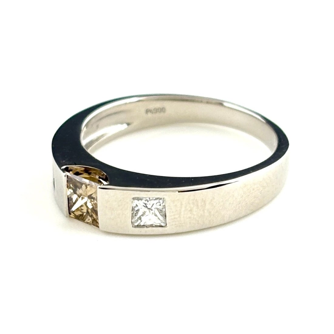 DIAMOND DESIGN RING PLATINUM MELEE DIAMOND: Diamond Design Ring Platinum Melee Diamond Brand: Unbranded Type: Ring Material: Pt900, Color: Platinum Size: US6.5 Accessories: None Accessories Notice: When purchasing pre-owned goods,