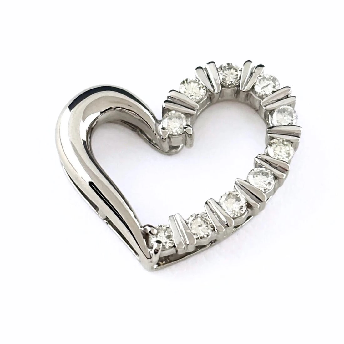 HEART MOTIF PENDANT HEAD PLATINUM MELEE DIAMOND: Heart Motif Pendant Head Platinum Melee Diamond Brand: Unbranded Type: Pendant Head Material: Pt900, Color: Platinum Size: Pendant size 20.1×20.9mm(0.8") Inside diameter of the bail 4.7×1.6mm(0.