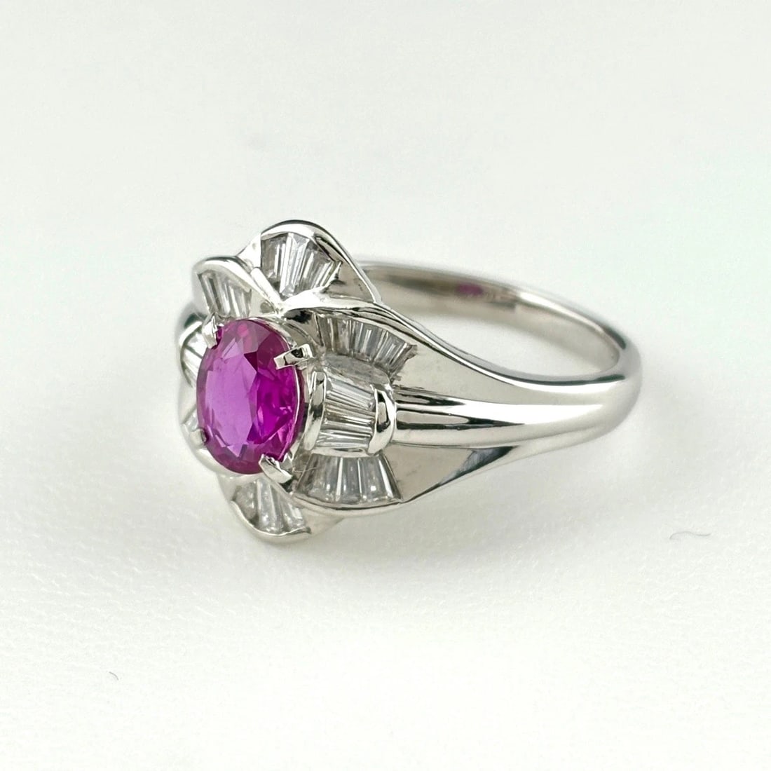PINK SAPPHIRE DESIGN RING PLATINUM MELEE DIAMOND: Pink Sapphire Design Ring Platinum Melee Diamond Brand: Unbranded Type: Ring Material: Pt900, Main Stone/Creation Pink sapphire Color: Platinum Size: US8 Accessories: None Accessories Noti
