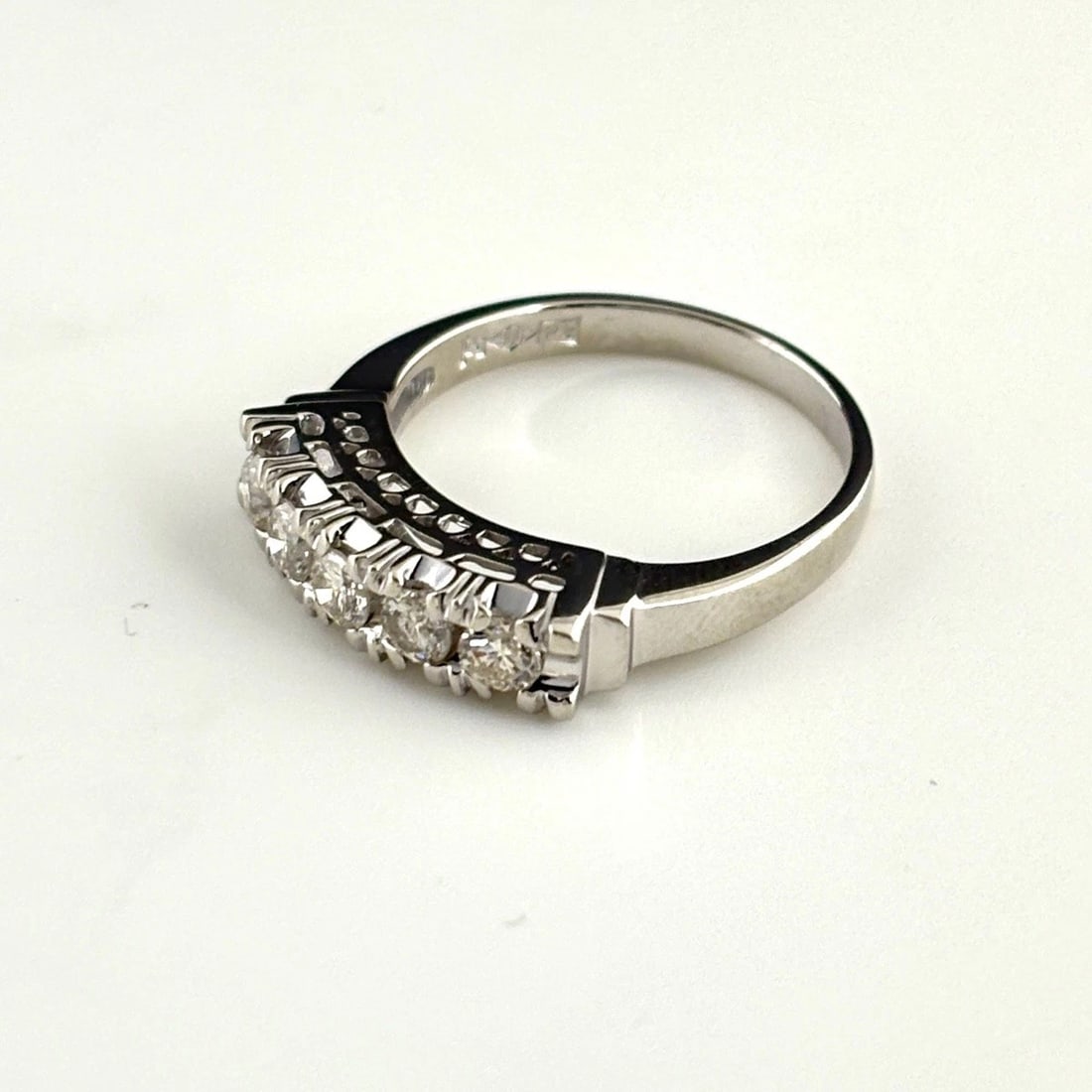 MELEE DIAMOND DESIGN RING PLATINUM: Melee Diamond Design Ring Platinum Brand: Unbranded Type: Ring Material: Pt900, Color: Platinum Size: US6 Accessories: None Accessories Notice: When purchasing pre-owned goods, please refer