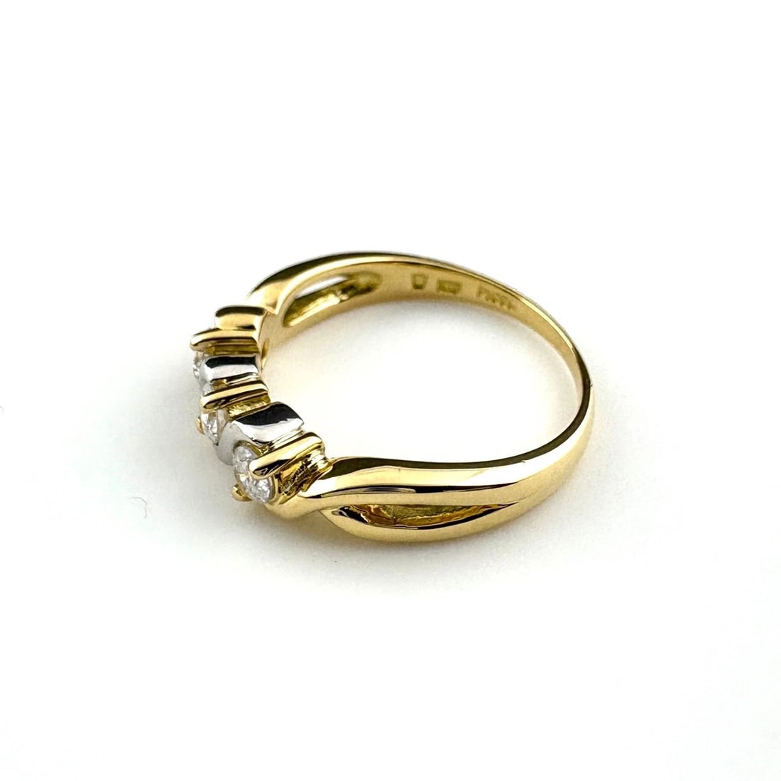 MELEE DIAMOND DESIGN RING YG YELLOWGOLD PLATINUM: Melee Diamond Design Ring Yg Yellowgold Platinum Brand: Unbranded Type: Ring Material: 18K, Color: Platinum YellowGold Size: US6 Accessories: None Accessories Notice: When purchasing pre-o