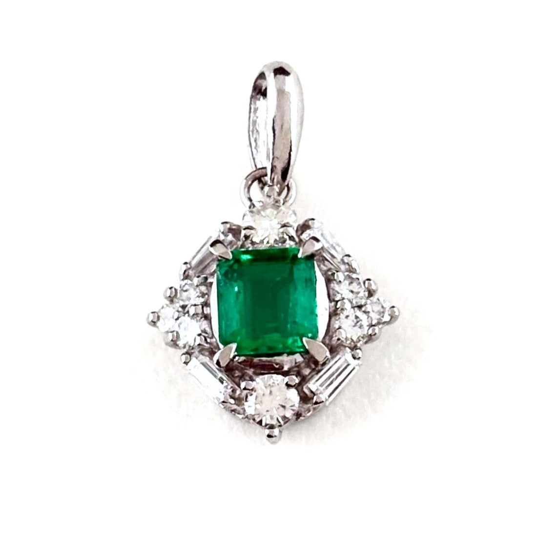 EMERALD DESIGN PENDANT HEAD PLATINUM MELEE (1 of 2)
