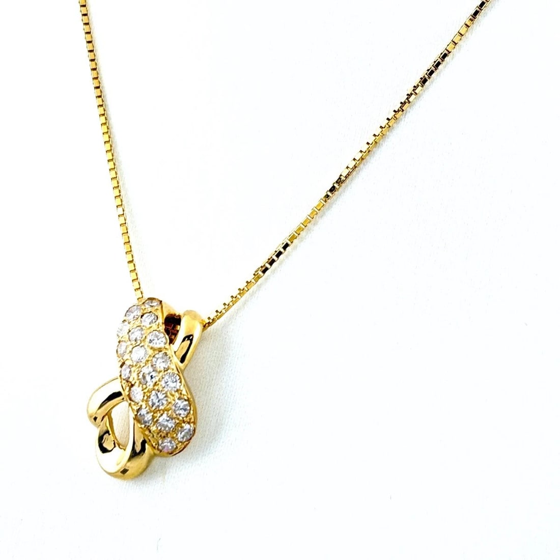 MELEE DIAMOND DESIGN NECKLACE YGYELLOWGOLD: Melee Diamond Design Necklace Ygyellowgold Brand: Unbranded Type: Necklace Material: 18K, Color: YellowGold Size: Chain / code 39.5cm(15.6") Pendant size 19.3×12.2mm(0.8") Accessories: None