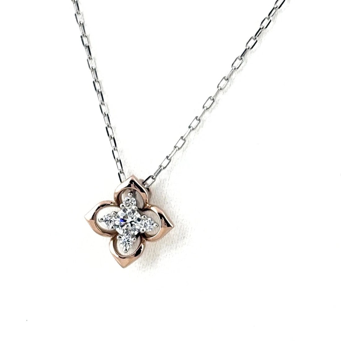 MELEE DIAMOND DESIGN NECKLACE PLATINUM: Melee Diamond Design Necklace Platinum Brand: Unbranded Type: Necklace Material: Pt900, Color: Platinum Size: Chain / code 45.5cm(17.9") Pendant size 10.0×10.1mm(0.4") Accessories: None