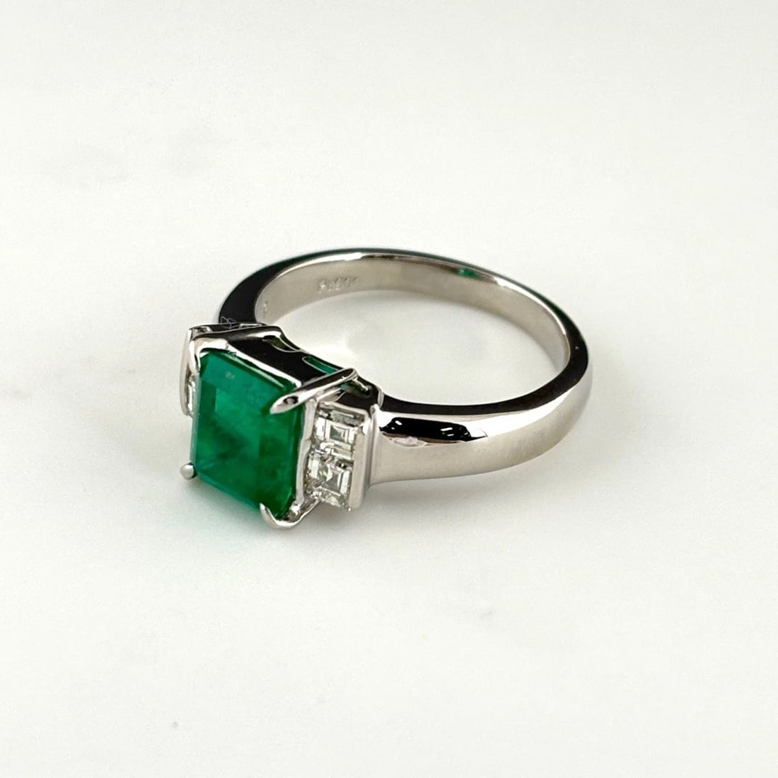 EMERALD DESIGN RING PLATINUM MELEE DIAMOND: Emerald Design Ring Platinum Melee Diamond Brand: Unbranded Type: Ring Material: Pt900, Main Stone/Creation Emerald Color: Platinum Size: US5 to 5.5 Accessories: None Accessories Notice: W