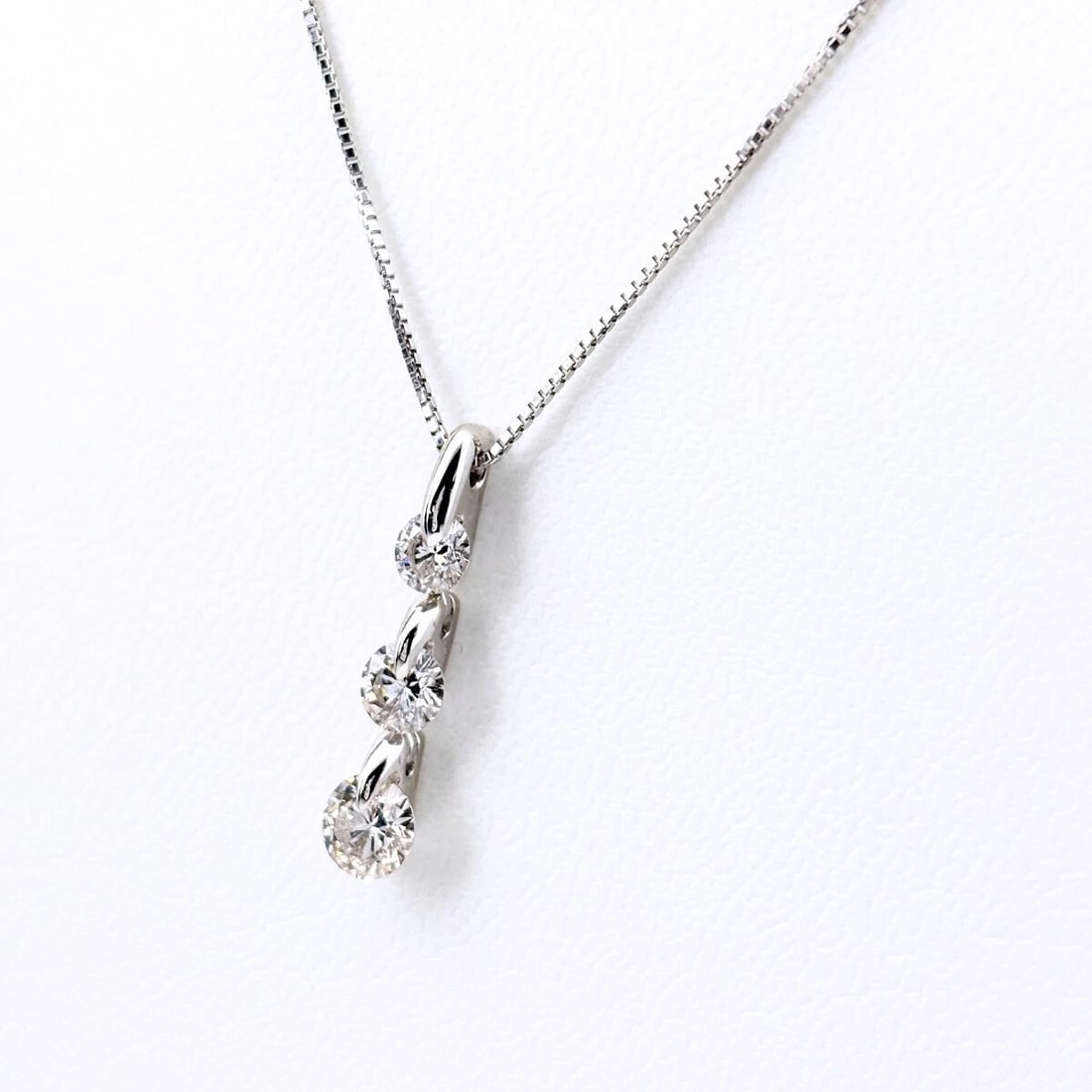 MELEE DIAMOND DESIGN NECKLACE PLATINUM: Melee Diamond Design Necklace Platinum Brand: Unbranded Type: Necklace Material: Pt900, Color: Platinum Size: Chain / code 45cm(17.7") Pendant size 22.2×5.0mm(0.9") Accessories: None