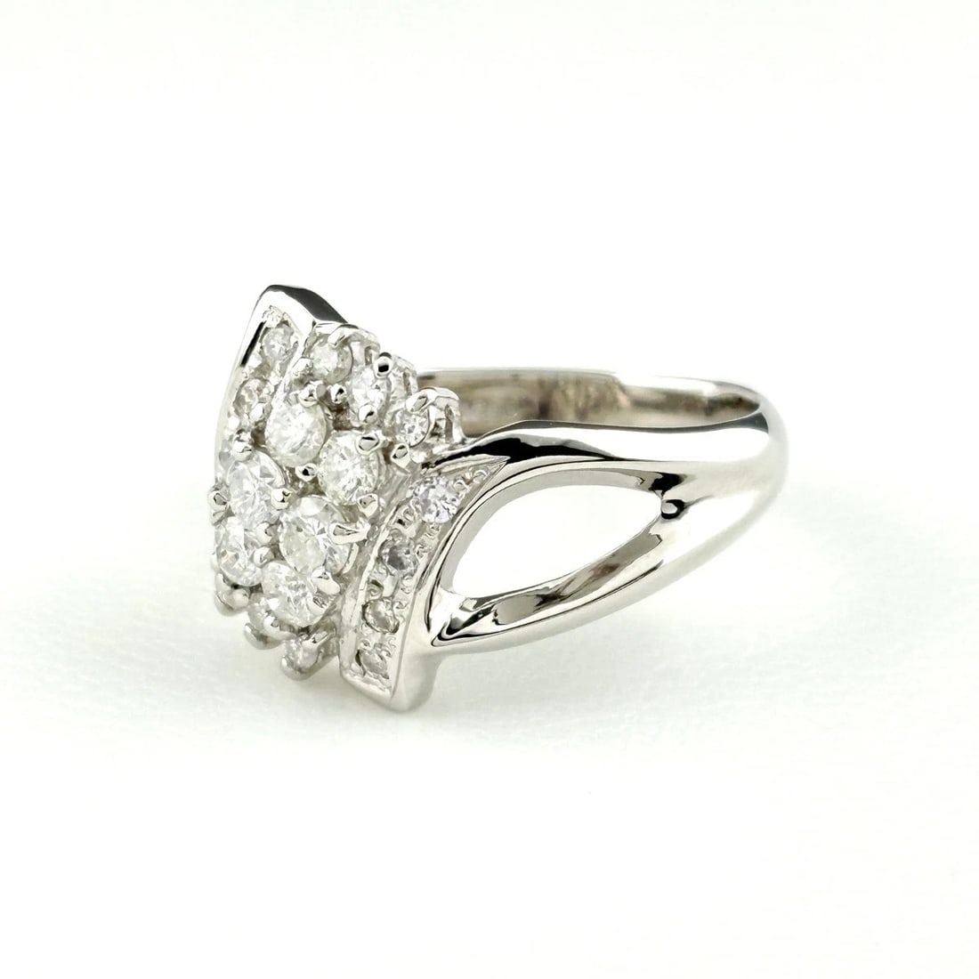 MELEE DIAMOND DESIGN RING PLATINUM: Melee Diamond Design Ring Platinum Brand: Unbranded Type: Ring Material: Pt850, Color: Platinum Size: US6 to 6.5 Accessories: None Accessories Notice: When purchasing pre-owned goods, please