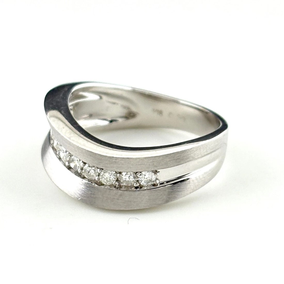 MELEE DIAMOND DESIGN RING PLATINUM: Melee Diamond Design Ring Platinum Brand: Unbranded Type: Ring Material: 18K, Color: Platinum Size: US6.5 Accessories: None Accessories Notice: When purchasing pre-owned goods, please refer