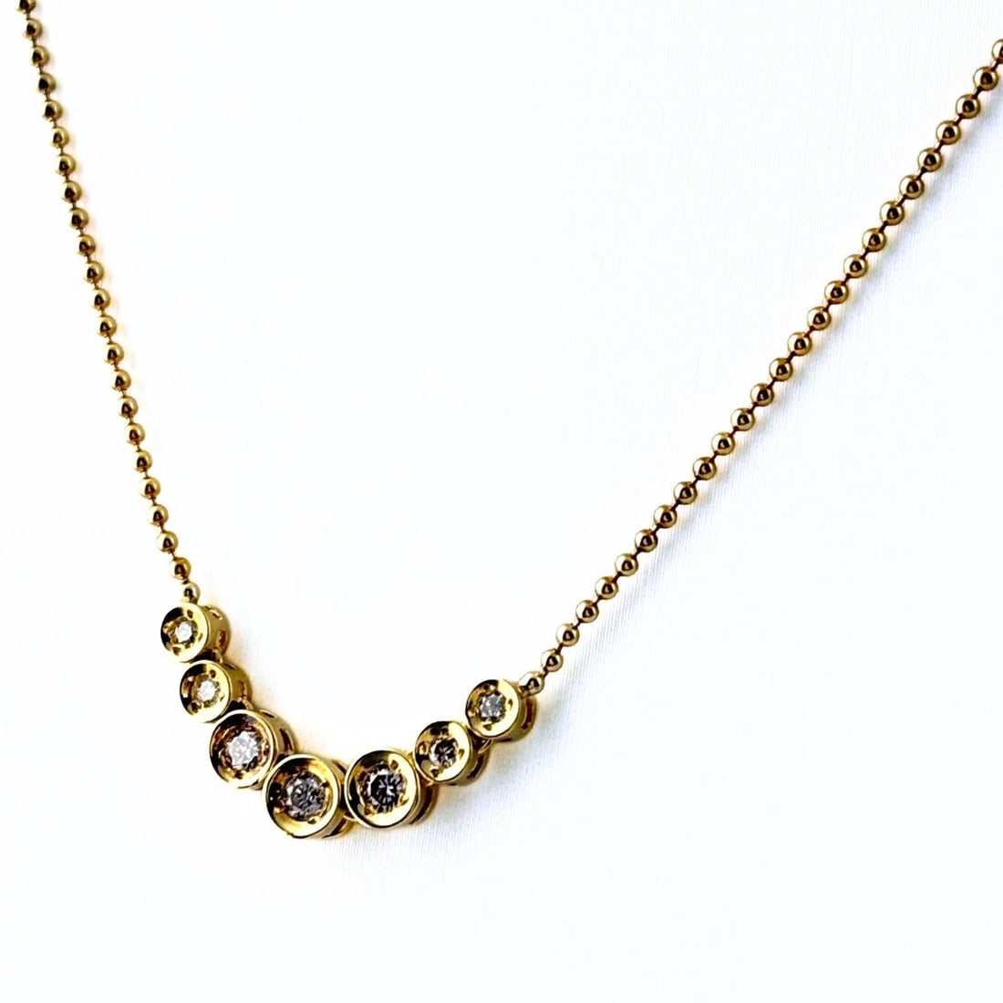 MELEE DIAMOND DESIGN NECKLACE YG: Melee Diamond Design Necklace Yg Brand: Unbranded Type: Necklace Material: 18K, Color: YellowGold Size: Chain / code 40cm(15.7") Pendant size 6.0×24.7mm(0.2") Accessories: None Accessories