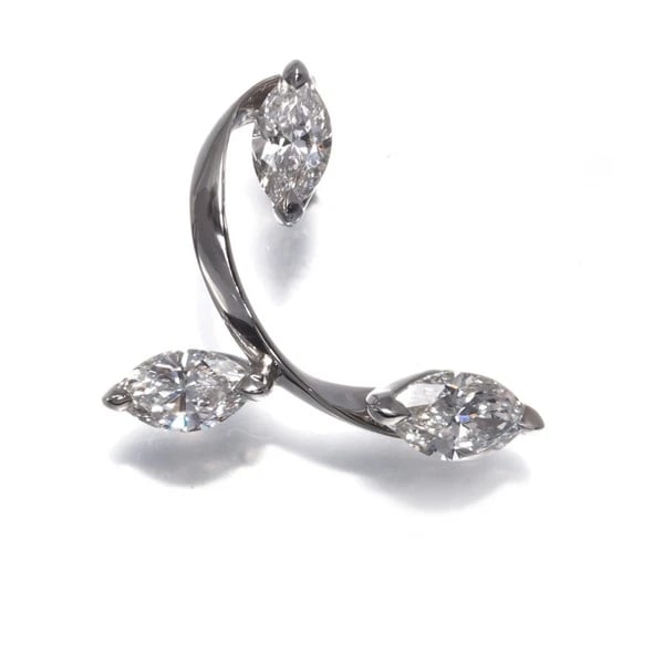 KASHIKEY BROOCH DIAMOND MARQUISE-CUT: KASHIKEY Brooch Diamond Marquise-cut Brand: KASHIKEY Type: Brooch Material: 900 / Platinum Main Stone/Creation Natural Color: Platinum Size: Design size: 14.5 x 16.7mm Accessories: None