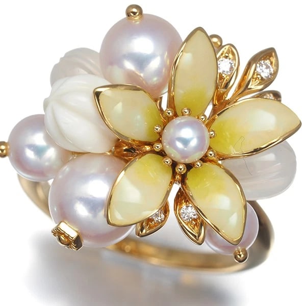 MIKIMOTO RING AKOYA PEARL DIAMOND FLOWER: Mikimoto Ring Akoya Pearl Diamond Flower Brand: MIKIMOTO Type: Ring Material: 18K / 750 / Yellow Gold Main Stone/Creation Cultured Color: Yellow Gold Size: US7 Accessories: None Accessorie