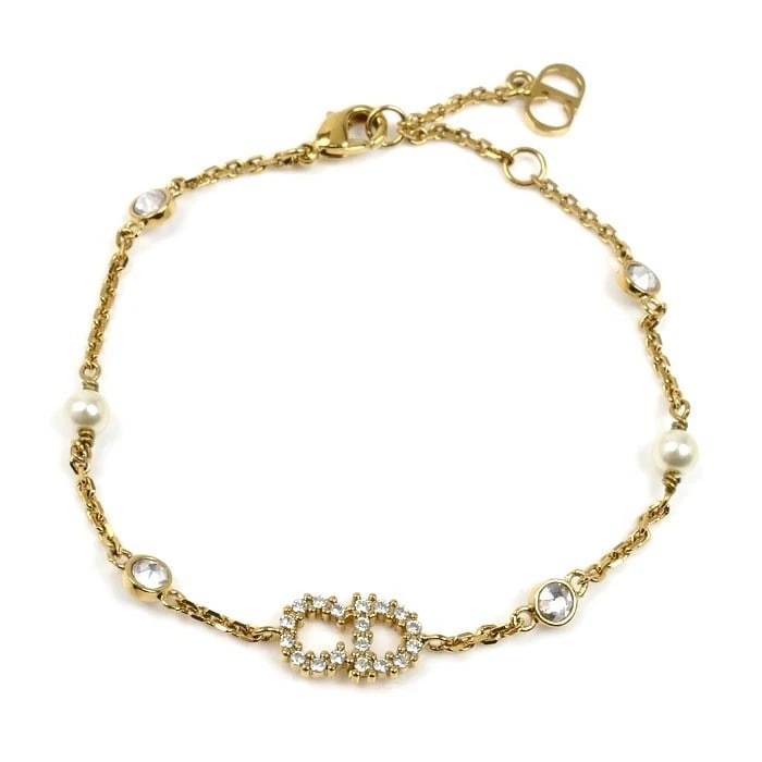 DIOR CLAIR D LUNE BRACELET CD LOGO FAUX PEARL GOLD TONE: Dior Clair D Lune Bracelet CD Logo Faux Pearl Gold Tone Brand: Dior Type: Bracelet Material: Metal / Faux Pearl Main Stone/Creation Faux Pearl Color: Gold Size: Length: Approx. 6.3–7.5 inches (1