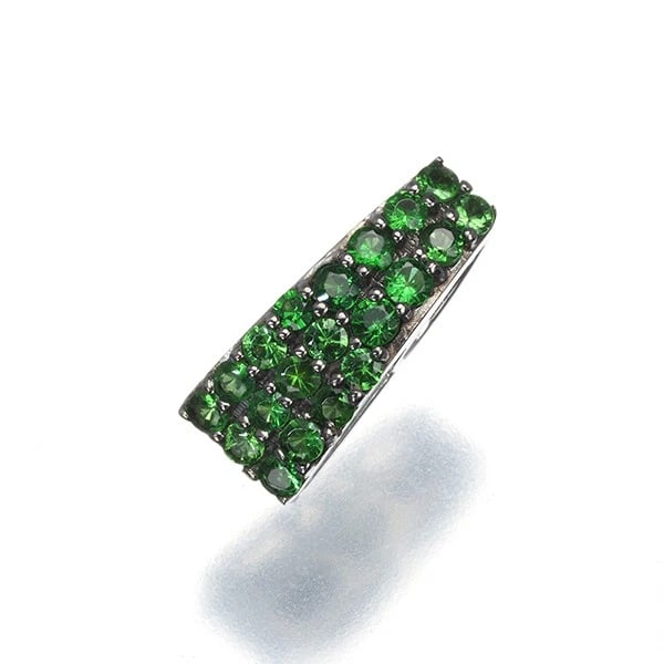 GREEN GARNET PENDANT 18K 750 WHITE GOLD: Green Garnet Pendant 18K 750 White Gold Brand: Unbranded Type: Pendant Material: 18K / 750 / White Gold Black Coating Main Stone/Creation Natural Color: White Gold Size: Design size: 11.6 x