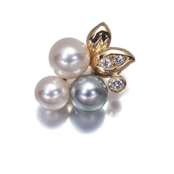 TASAKI PENDANT AKOYA PEARL LEAF: TASAKI Pendant Akoya Pearl Leaf Brand: TASAKI Type: Pendant Material: 18K / 750 / Yellow Gold Color: Yellow Gold Size: Design size: 16.7 x 12.8mm Bail inner diameter: 5.5 x 2.4mm Accessories: None