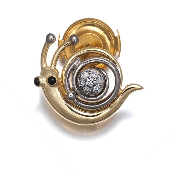 HCO BROOCH DIAMOND ONYX SWING PAVED SNAIL: HCO Brooch Diamond Onyx Swing Paved Snail Brand: HCO Type: Brooch Material: 18K / 750 / Yellow Gold 18K / 750 / White Gold The pin back is alloy. Main Stone/Creation Natural Color: White GoldYellow