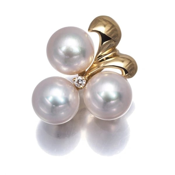 MIKIMOTO PENDANT AKOYA PEARL DIAMOND LEAF: Mikimoto Pendant Akoya Pearl Diamond Leaf Brand: MIKIMOTO Type: Pendant Material: 18K / 750 / Yellow Gold Color: Yellow Gold Size: Design size: 15.9 x 13.8mm Bail inner diameter: 3.4 x 1.7mm Acce